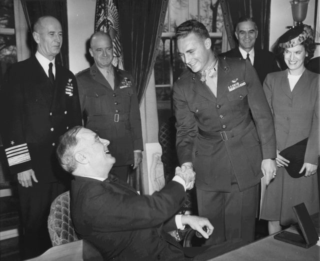 Kenneth_Walsh_with_President_Roosevelt_(1944)